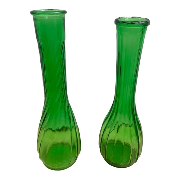 VTG Hoosier Emerald Green Glass Spiral & Ribbed Scallop Rim Bud Vase Set of Two - Picture 4 of 9